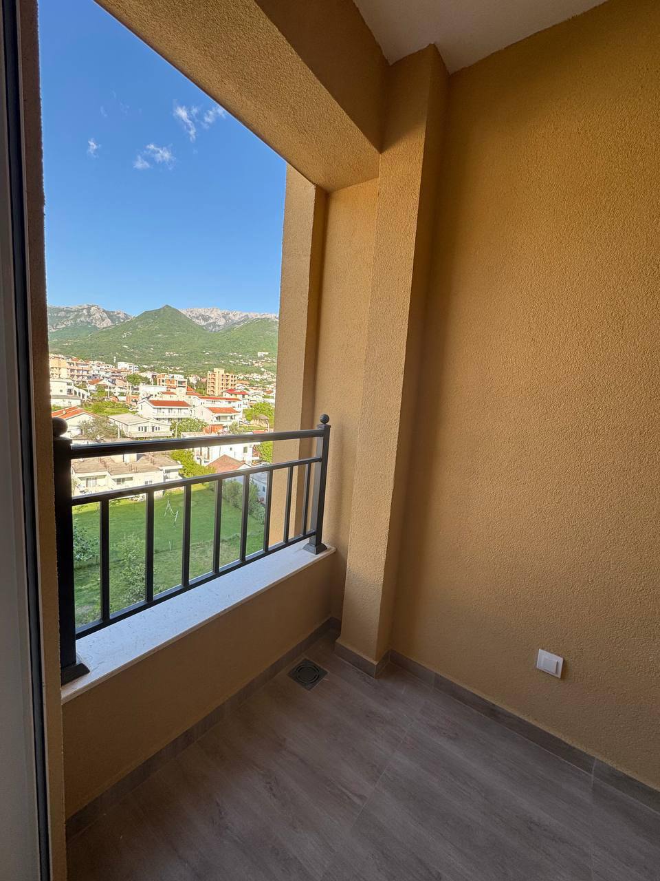 Compact Studio Apartment with Mountain View in Bar, Montenegro
