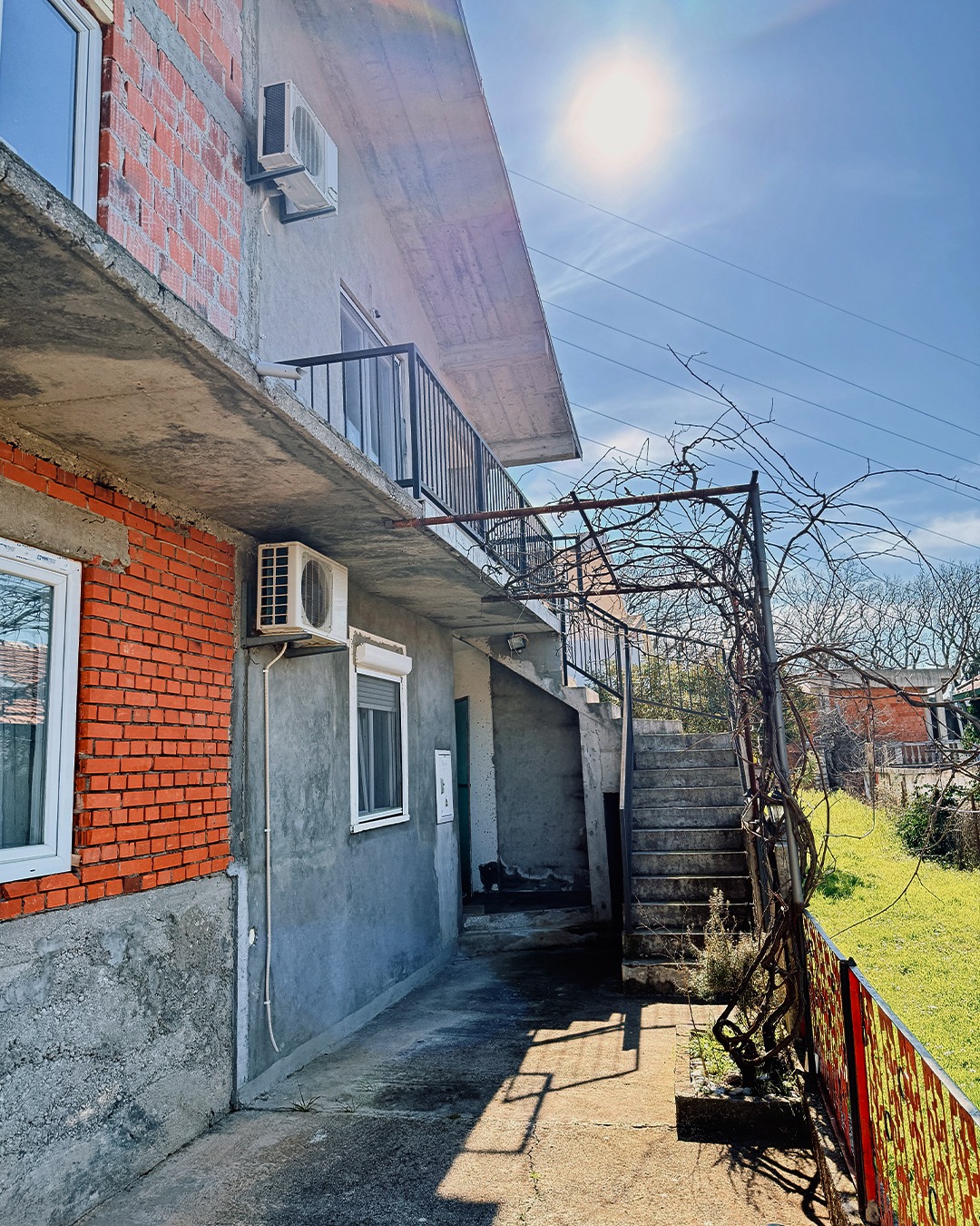 House with Two One-Bedroom Apartments and Parking in Sutomore