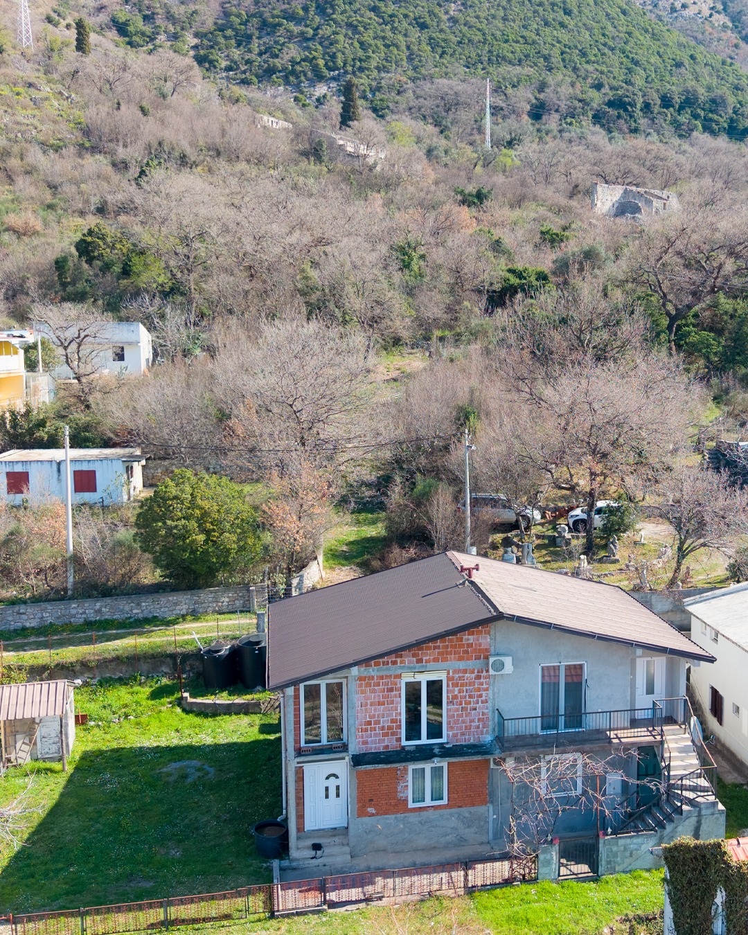 House with Two One-Bedroom Apartments and Parking in Sutomore 2