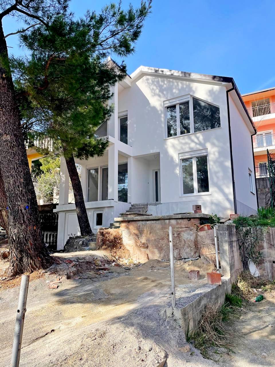 Two-story House in Green Belt, Bar