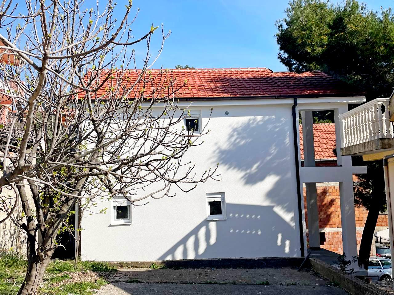 Two-story House in Green Belt, Bar 2