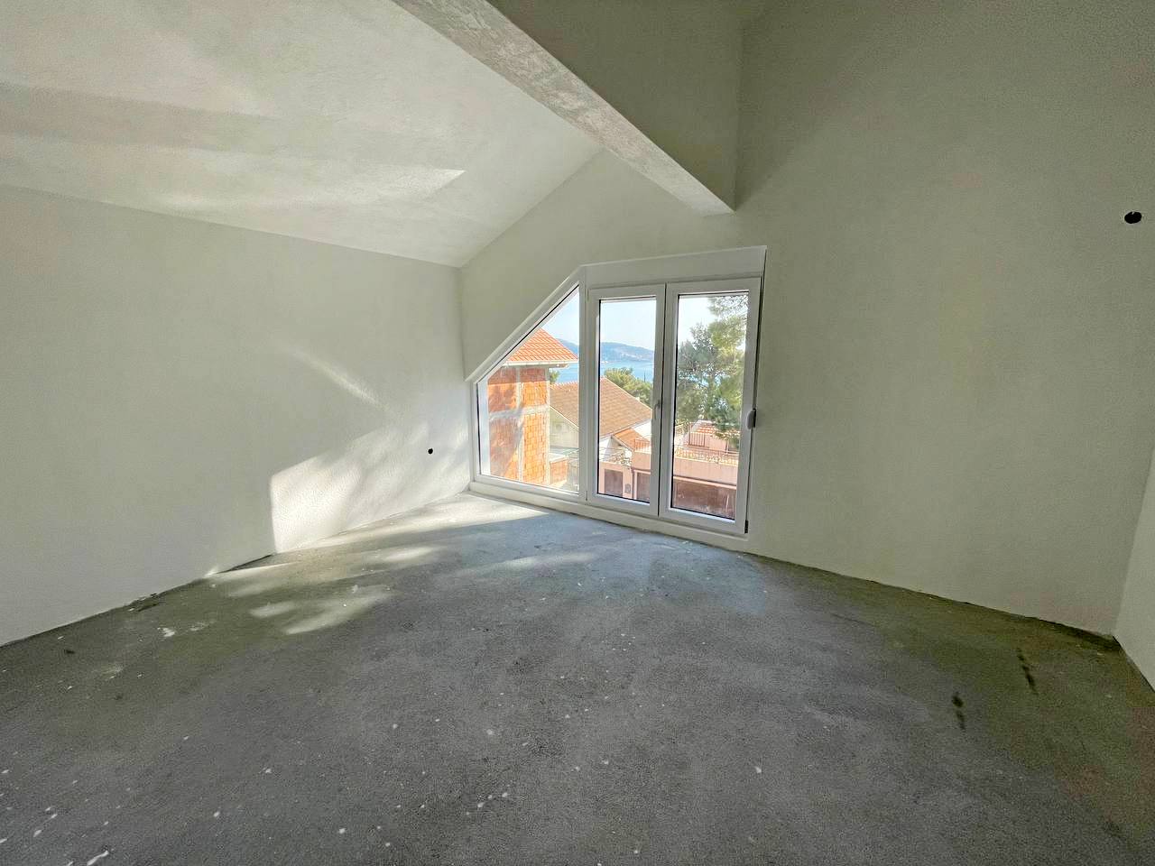 Two-story House in Green Belt, Bar 4