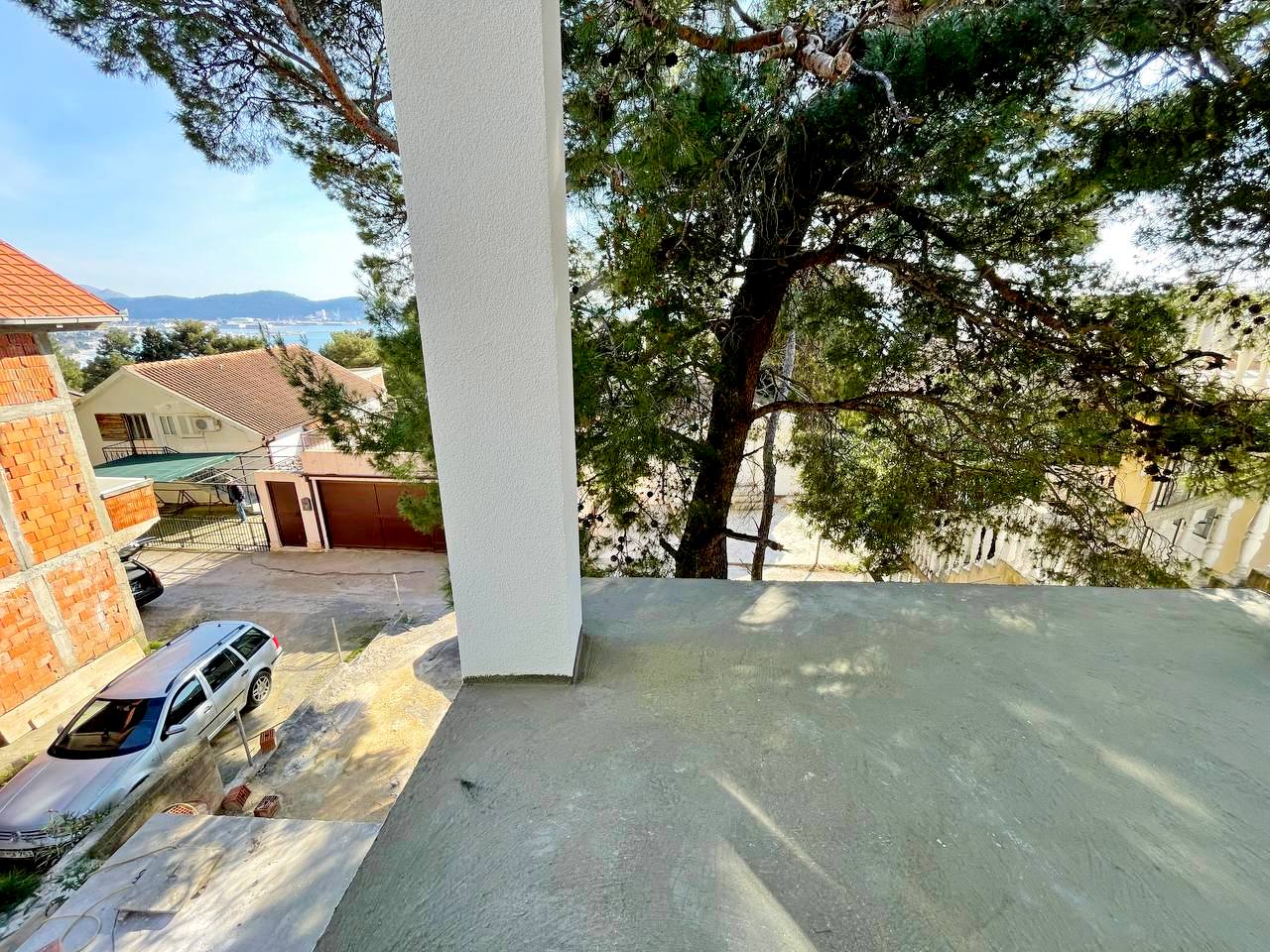 Two-story House in Green Belt, Bar 10