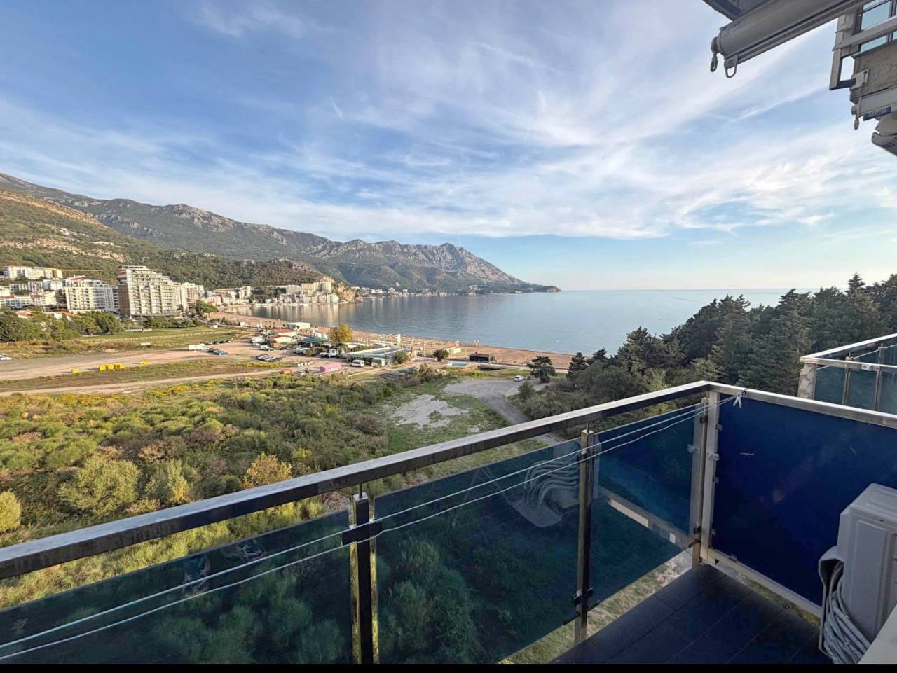 Two-bedroom apartment with sea view in Becici 2