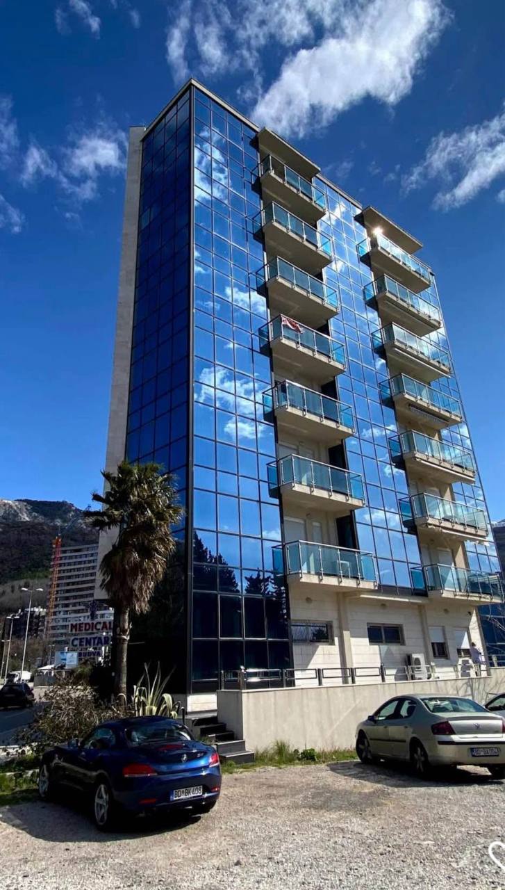 Two-bedroom apartment with sea view in Becici