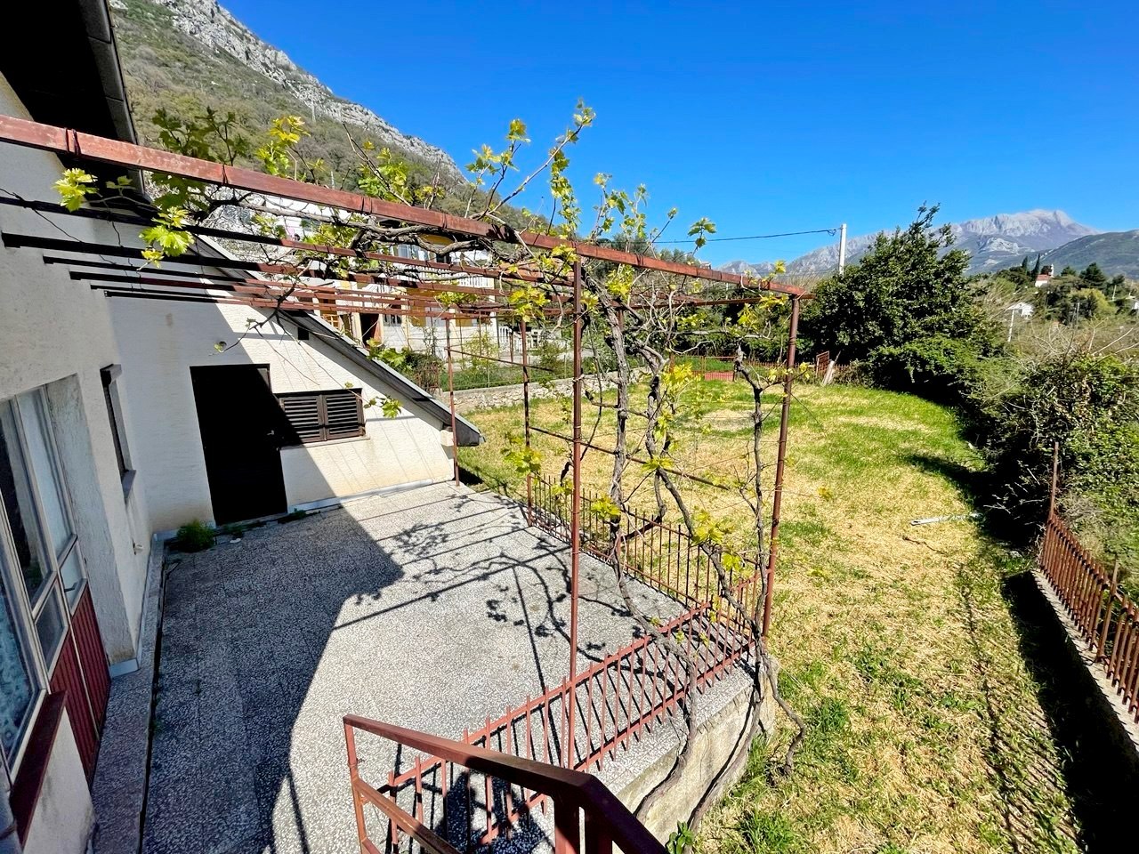 House with Panoramic Sea and Mountain Views in Shushan, Bar 2
