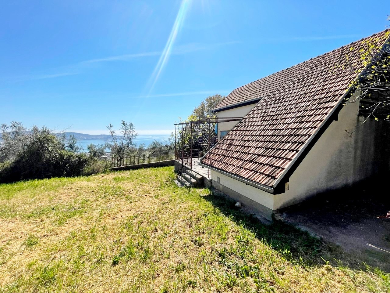 House with Panoramic Sea and Mountain Views in Shushan, Bar 7