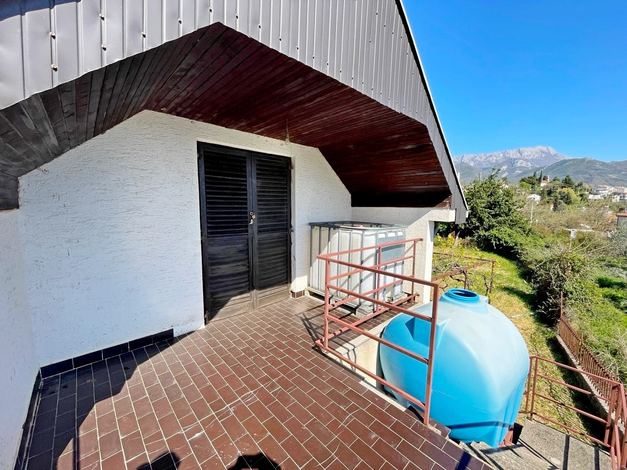 House with Panoramic Sea and Mountain Views in Shushan, Bar 8