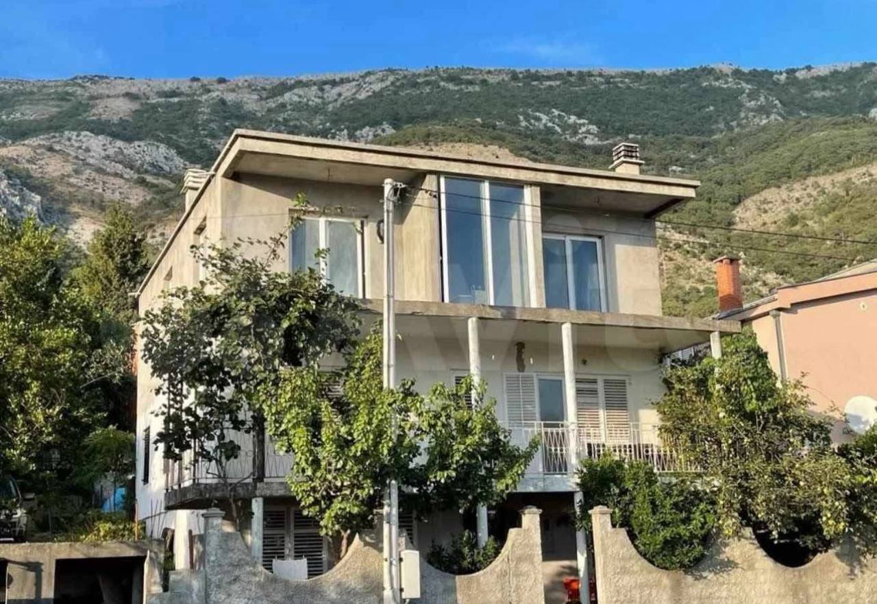 Spacious House with Sea View in Sutomore
