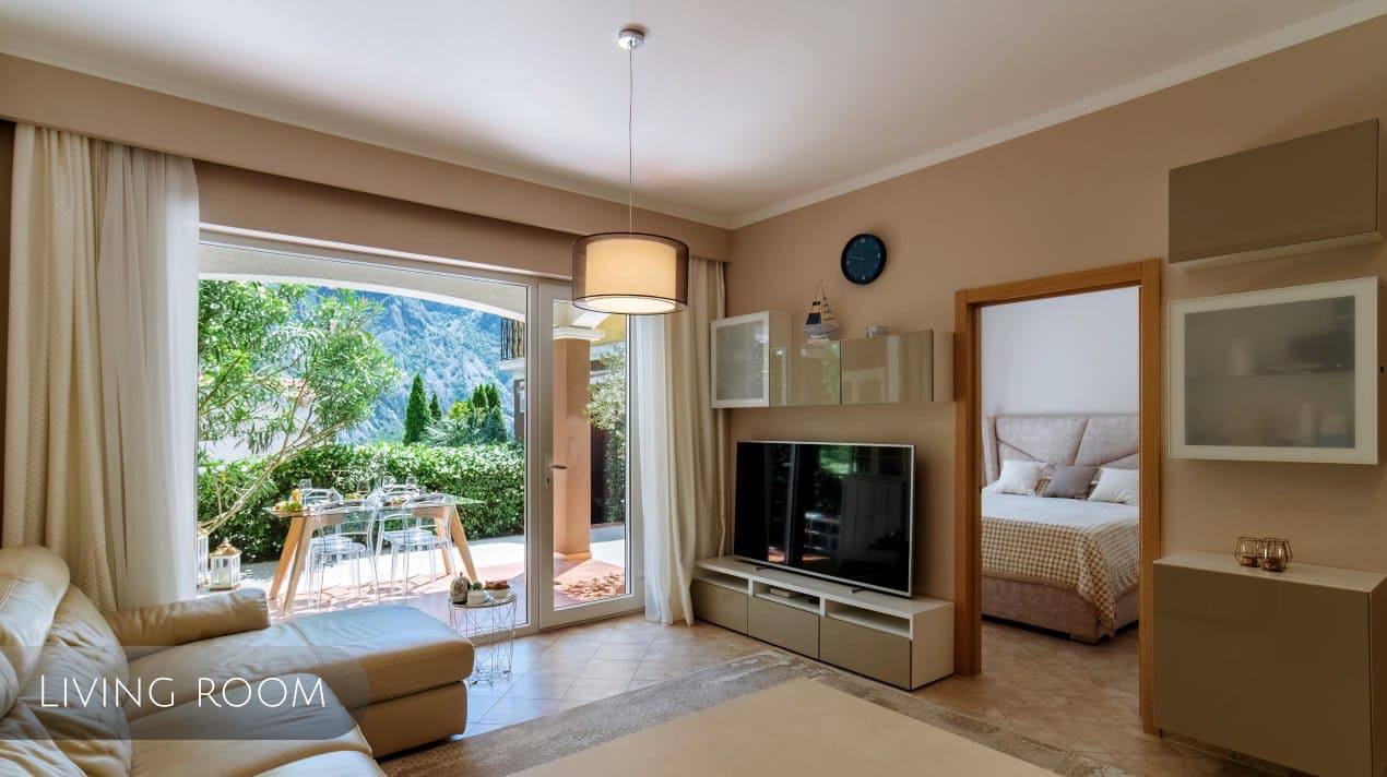 Spacious 2-Bedroom Apartment in Orahovac with Stunning Sea and Mountain Views 4