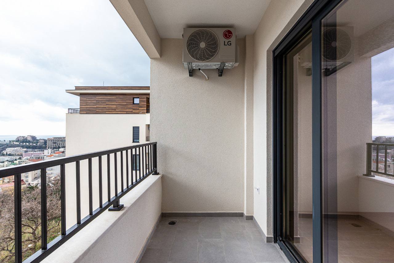 Sea View 1-Bedroom Apartment in Becici 4
