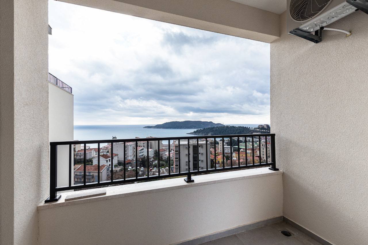 Sea View 1-Bedroom Apartment in Becici