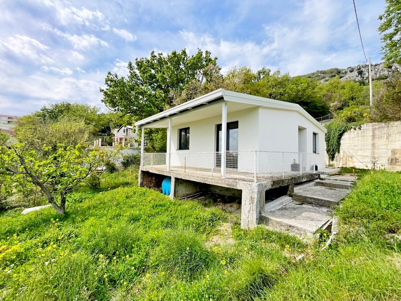 Small House with Sea View in Sutomore