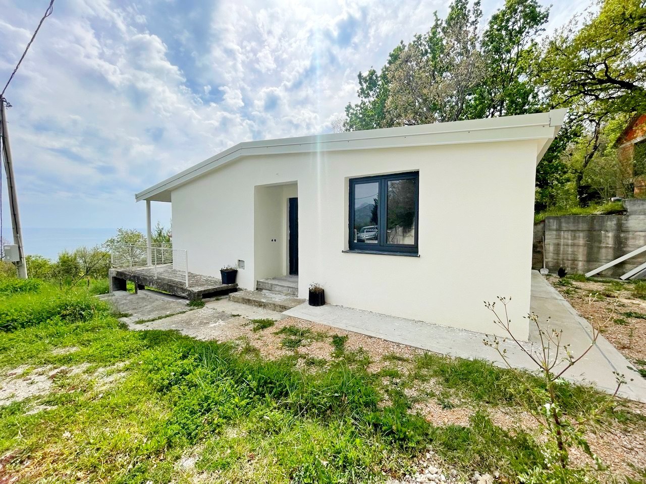 Small House with Sea View in Sutomore 3