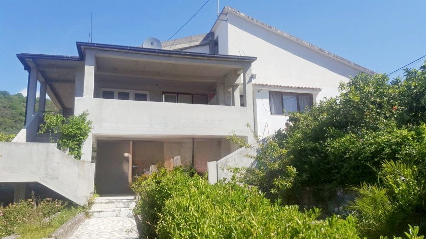 Cozy House in Polje with Large Land Plot