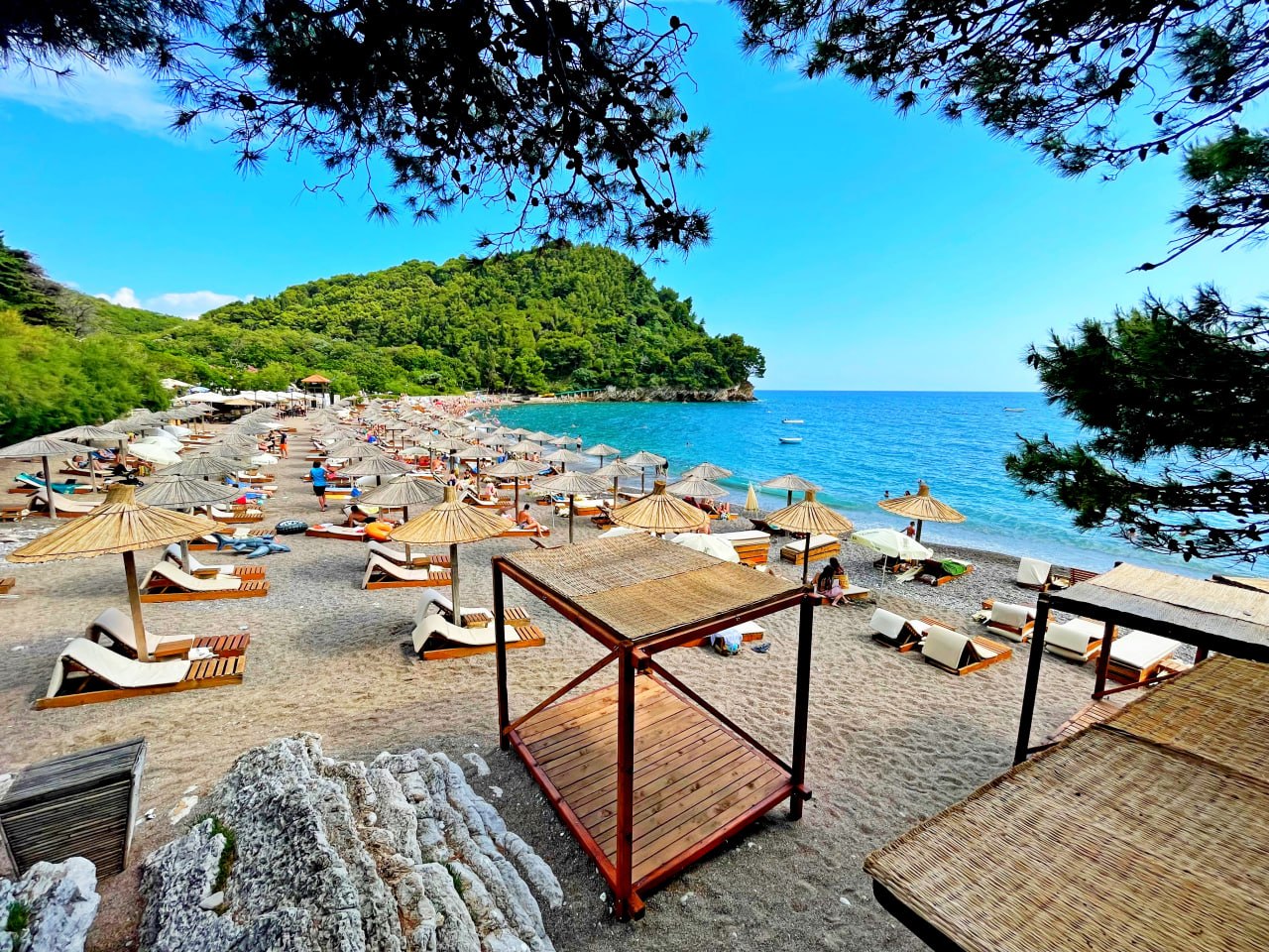 Stylish and Cozy 1-Bedroom Apartment with Sea View in Petrovac 4