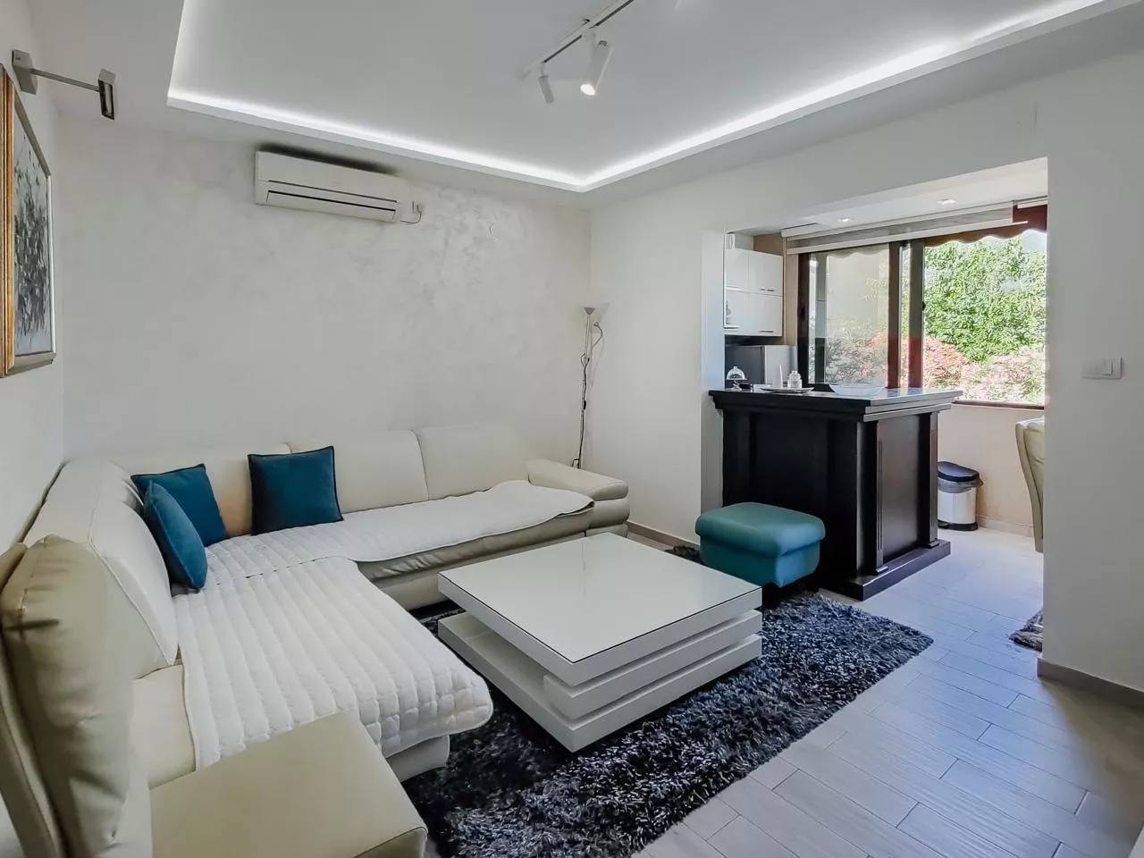Stylish 1-Bedroom Apartment in Dobrota, Kotor 2