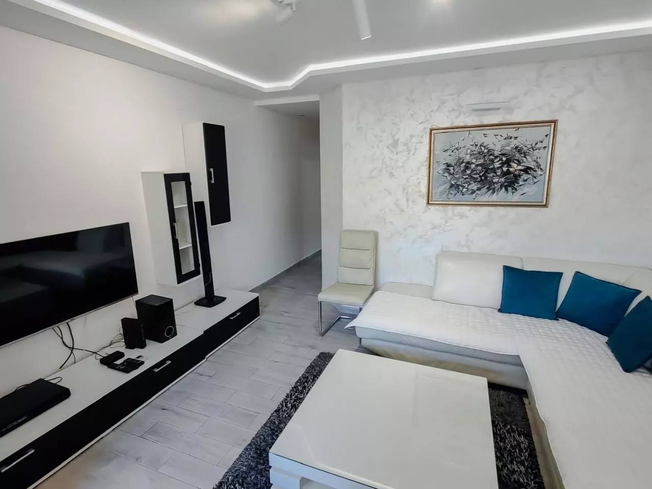 Stylish 1-Bedroom Apartment in Dobrota, Kotor 3