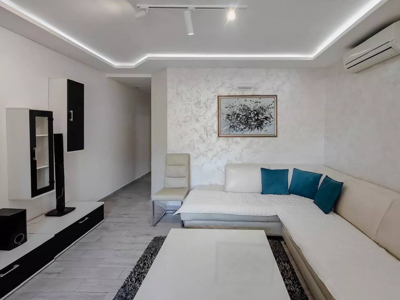 Stylish 1-Bedroom Apartment in Dobrota, Kotor 4