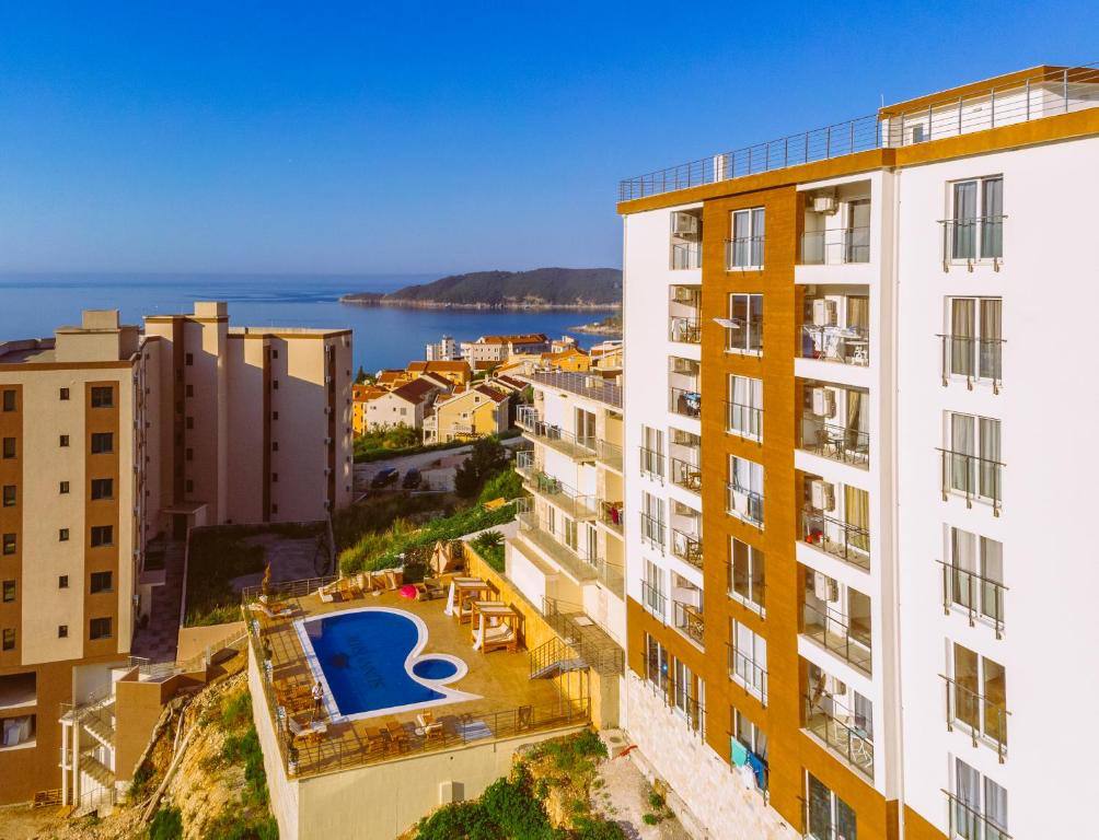 1 Bedroom Apartment with Spacious Terrace and Jacuzzi in Sunny Side, Becici 2