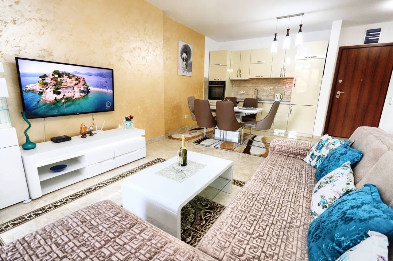 1-bedroom apartment with sea view in Becici 2