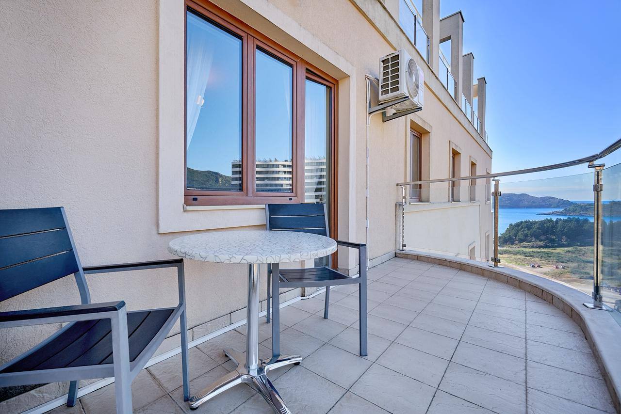 Modern 1-Bedroom Apartment with Sea View and Pool in Becici 3