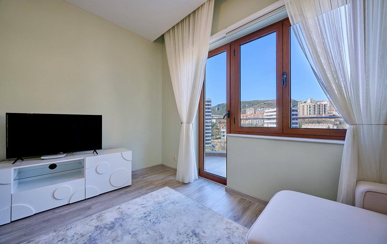 Modern 1-Bedroom Apartment with Sea View and Pool in Becici 4