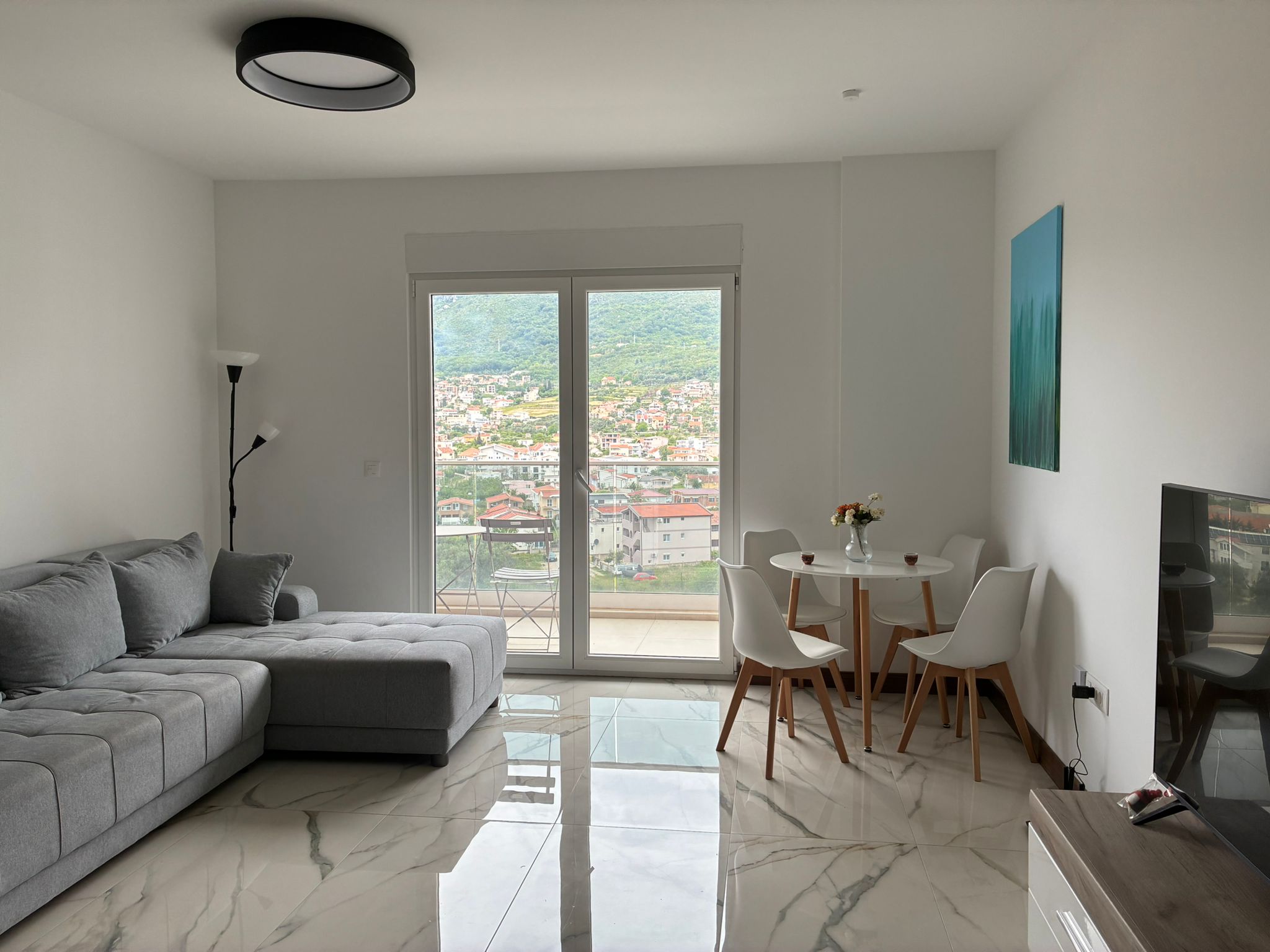1BR Apartment with Sea & Mountain View in Emerald Residence
