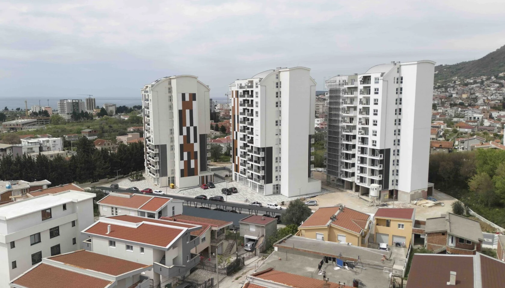 1BR Apartment with Sea & Mountain View in Emerald Residence 10