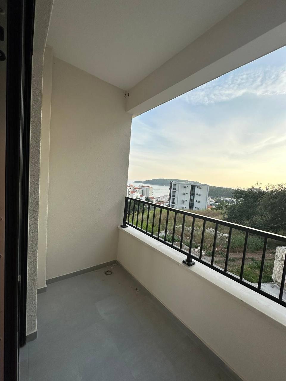 Modern Apartment with Sea View in Becici 10