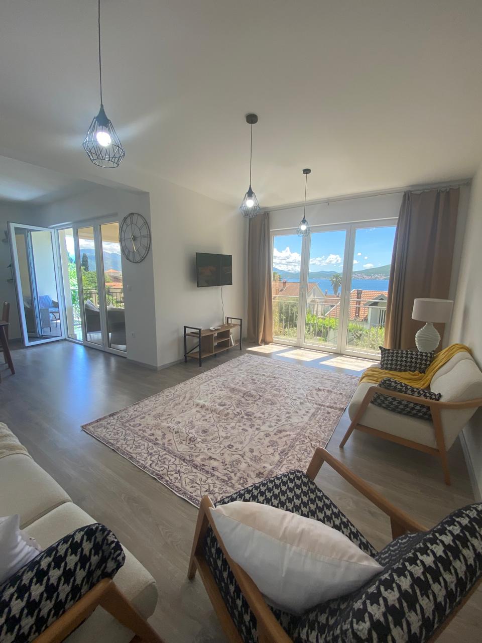 2 Bedroom Apartment with Garden and Sea View in Djenovici