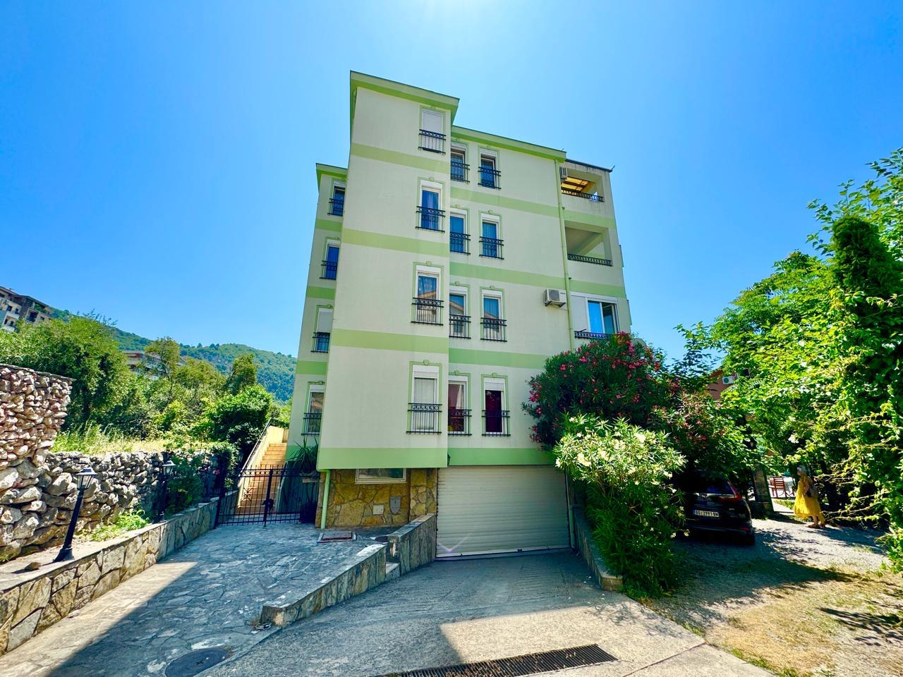 2-Schlafzimmer-Wohnung 65 m² in Clubanlage mit Pool, Podmaine, Budva