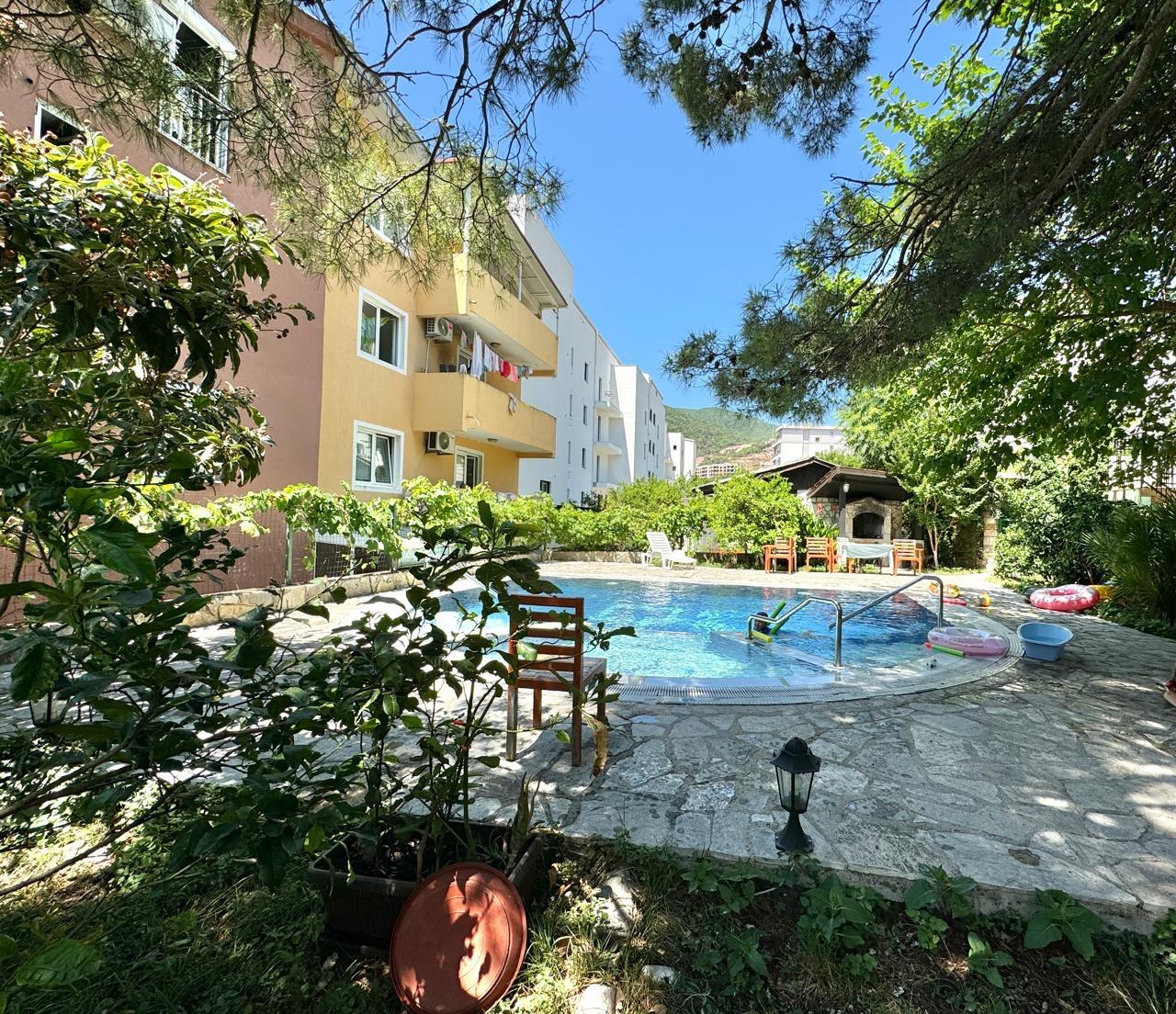 2-Schlafzimmer-Wohnung 65 m² in Clubanlage mit Pool, Podmaine, Budva 2