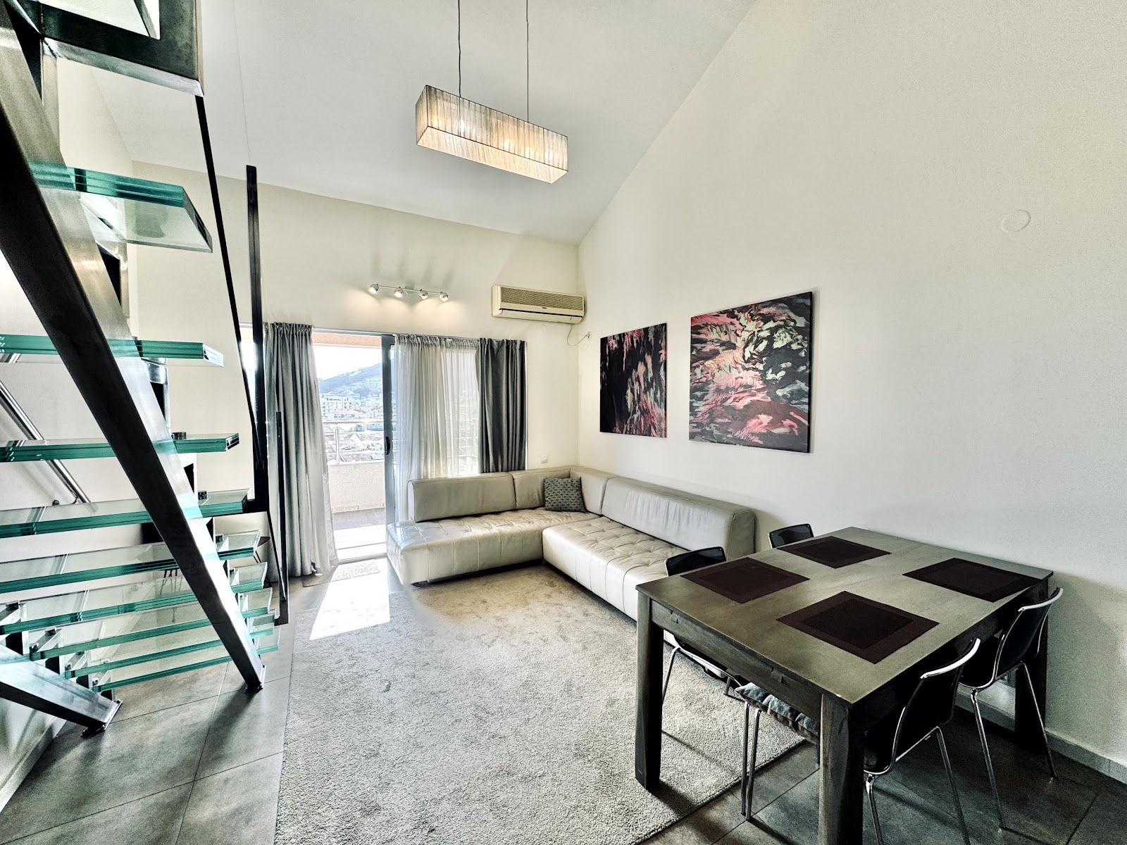 Two-level 2-bedroom apartment 98 m² with two terraces and sea view, central Budva