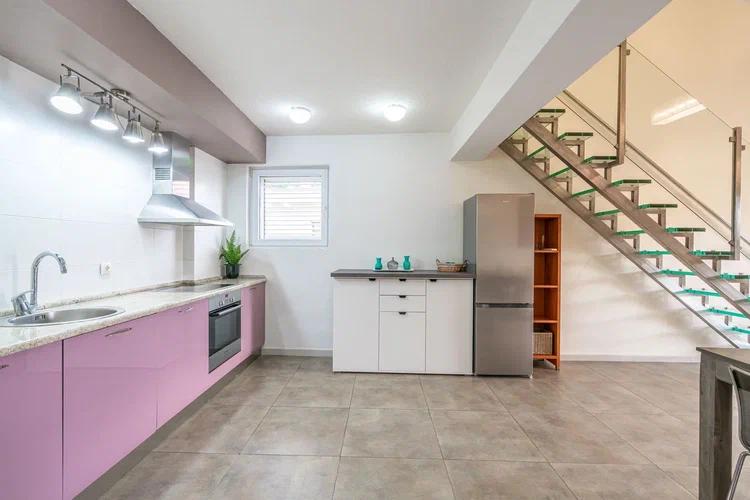 Two-level 2-bedroom apartment 98 m² with two terraces and sea view, central Budva 4
