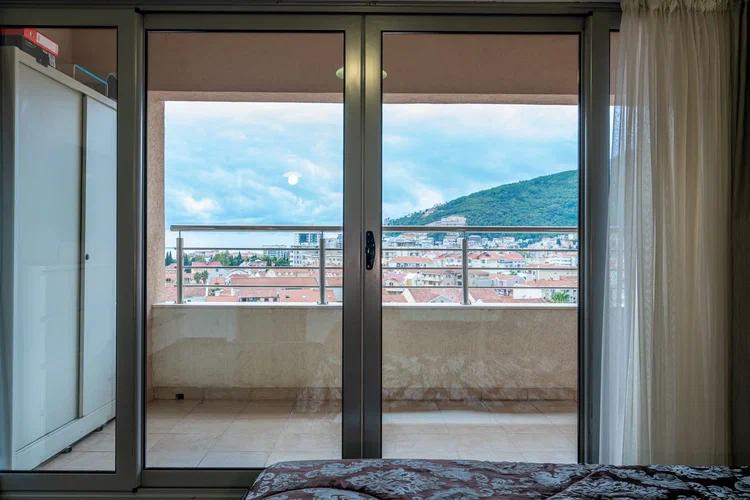 Two-level 2-bedroom apartment 98 m² with two terraces and sea view, central Budva 9