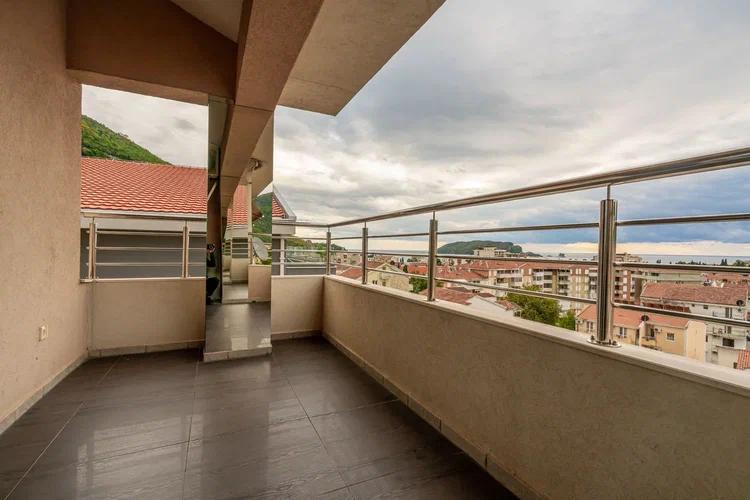 Two-level 2-bedroom apartment 98 m² with two terraces and sea view, central Budva 10