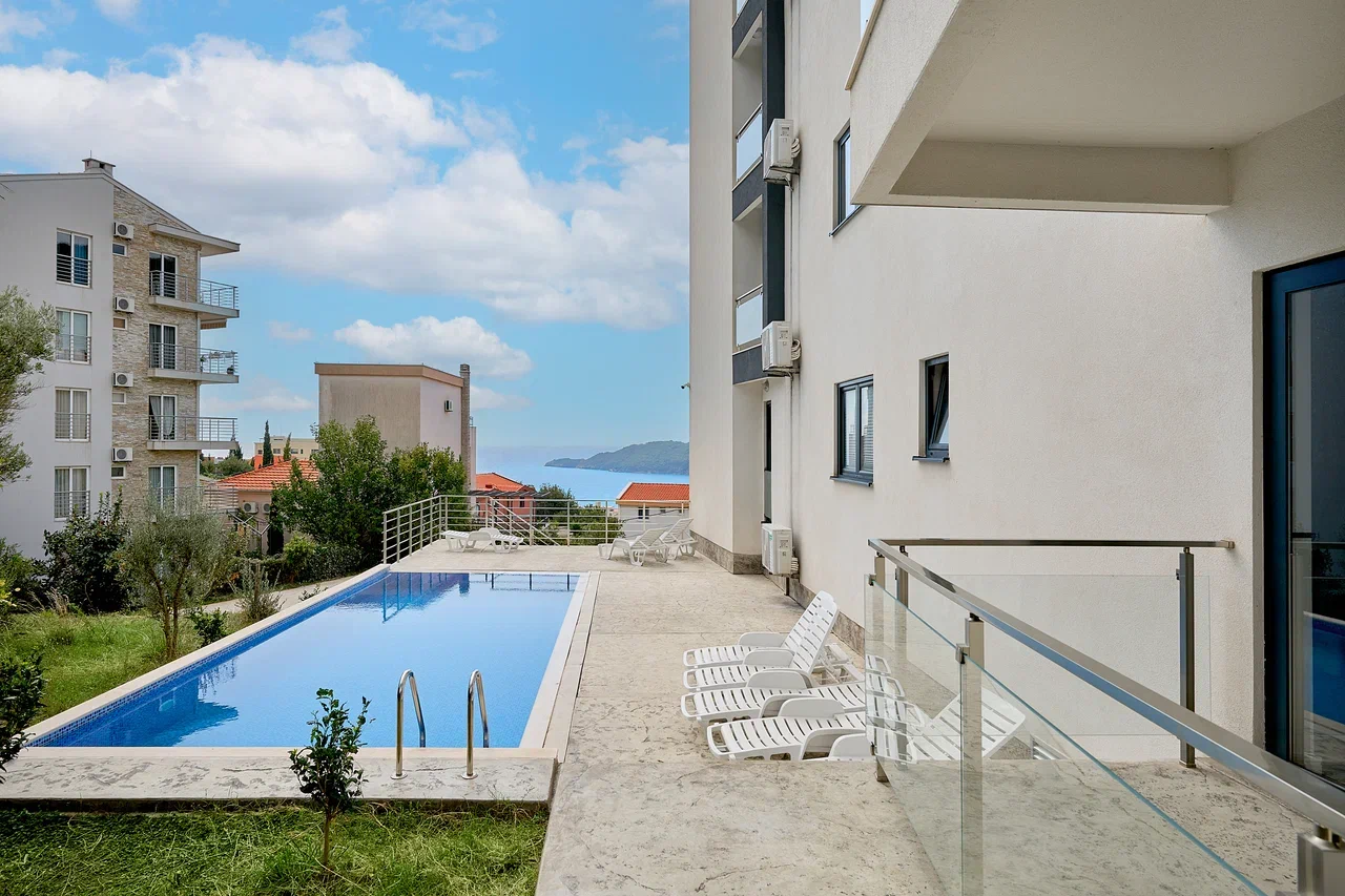 Panoramic Sea View Two-Bedroom Apartment with Pool and Sauna in Ivanovići, Bečići 2