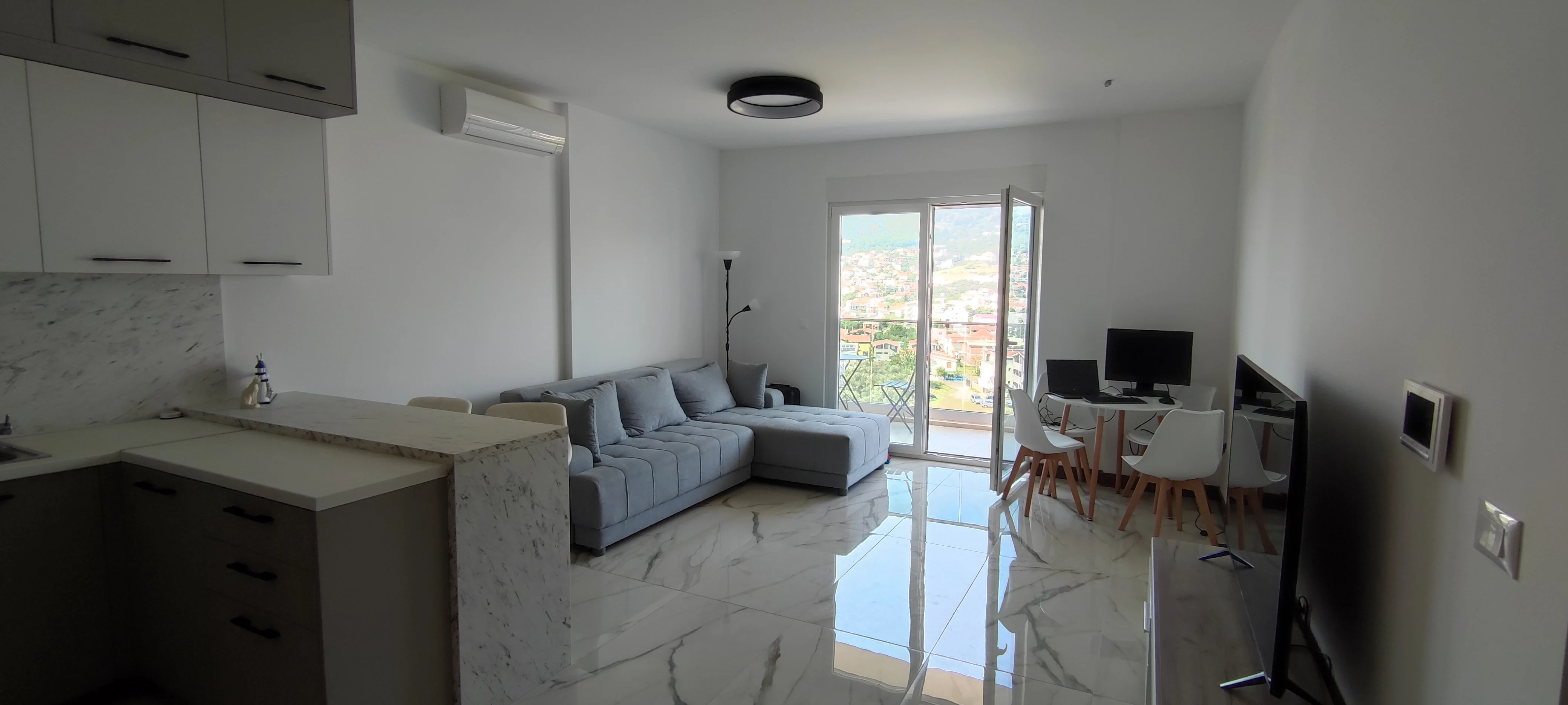 1BR Apartment with Sea & Mountain View in Emerald Residence 2