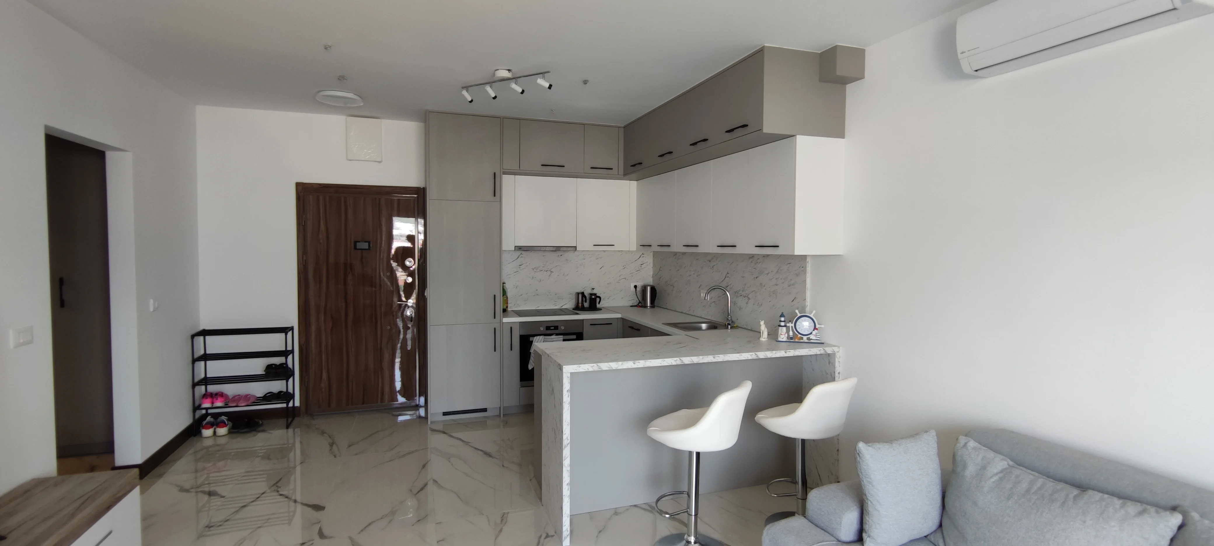 1BR Apartment with Sea & Mountain View in Emerald Residence 3