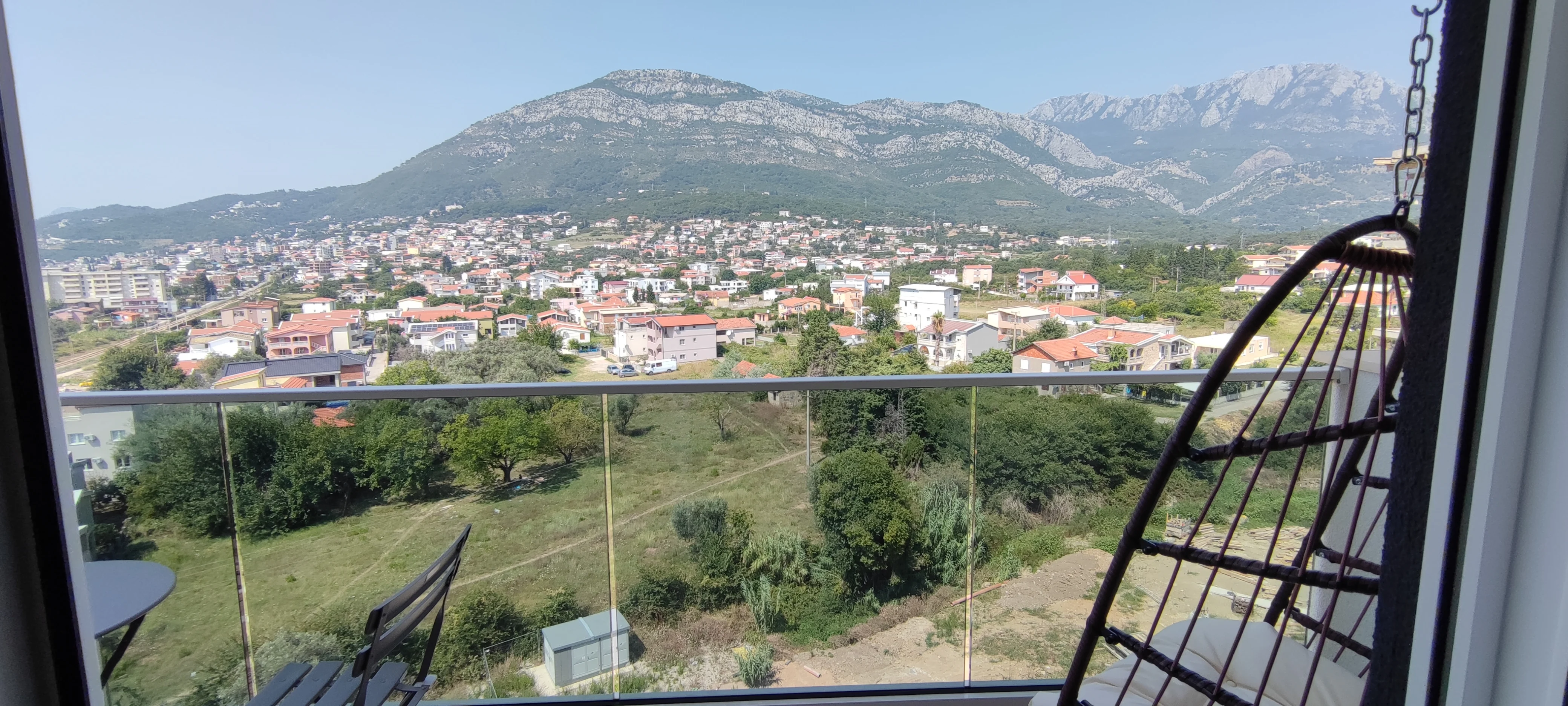 1BR Apartment with Sea & Mountain View in Emerald Residence 5