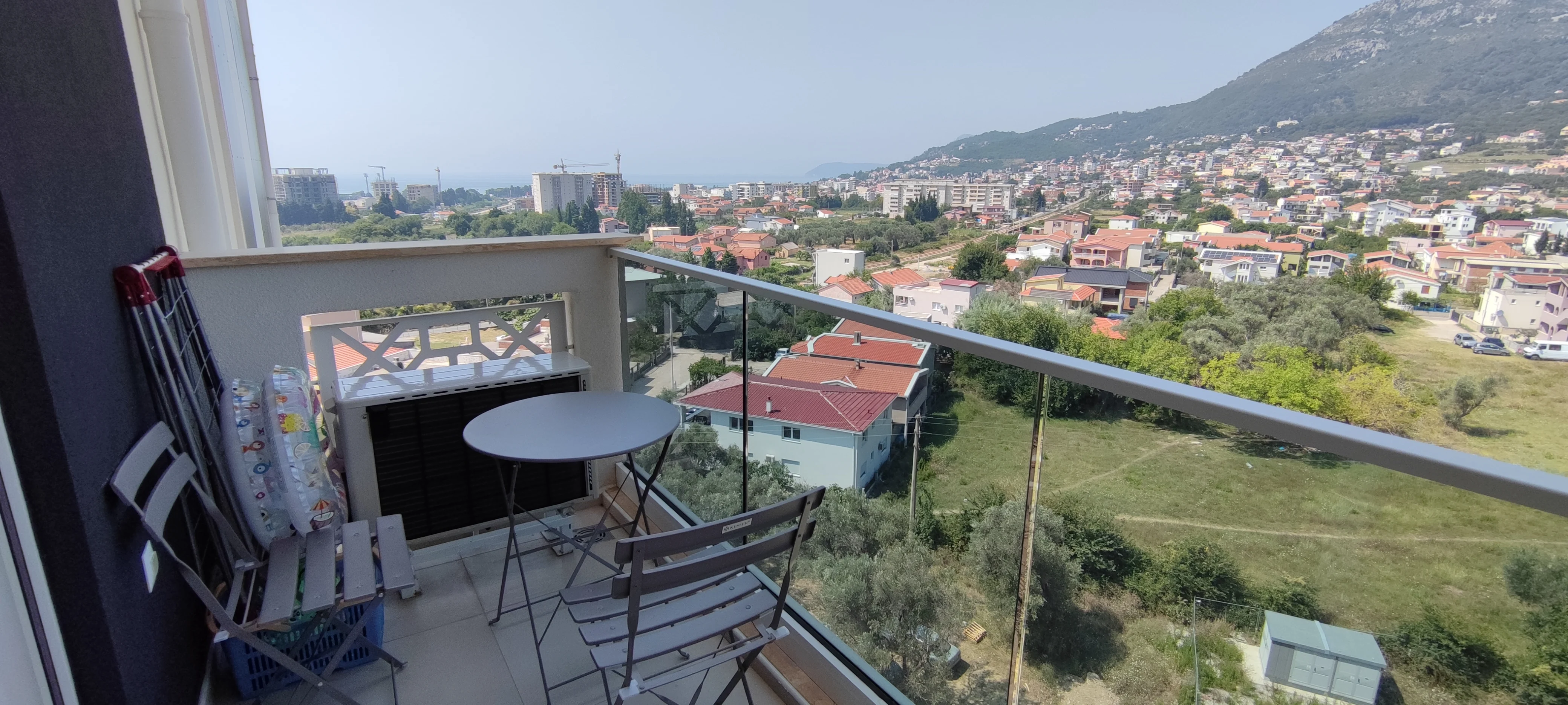 1BR Apartment with Sea & Mountain View in Emerald Residence 4