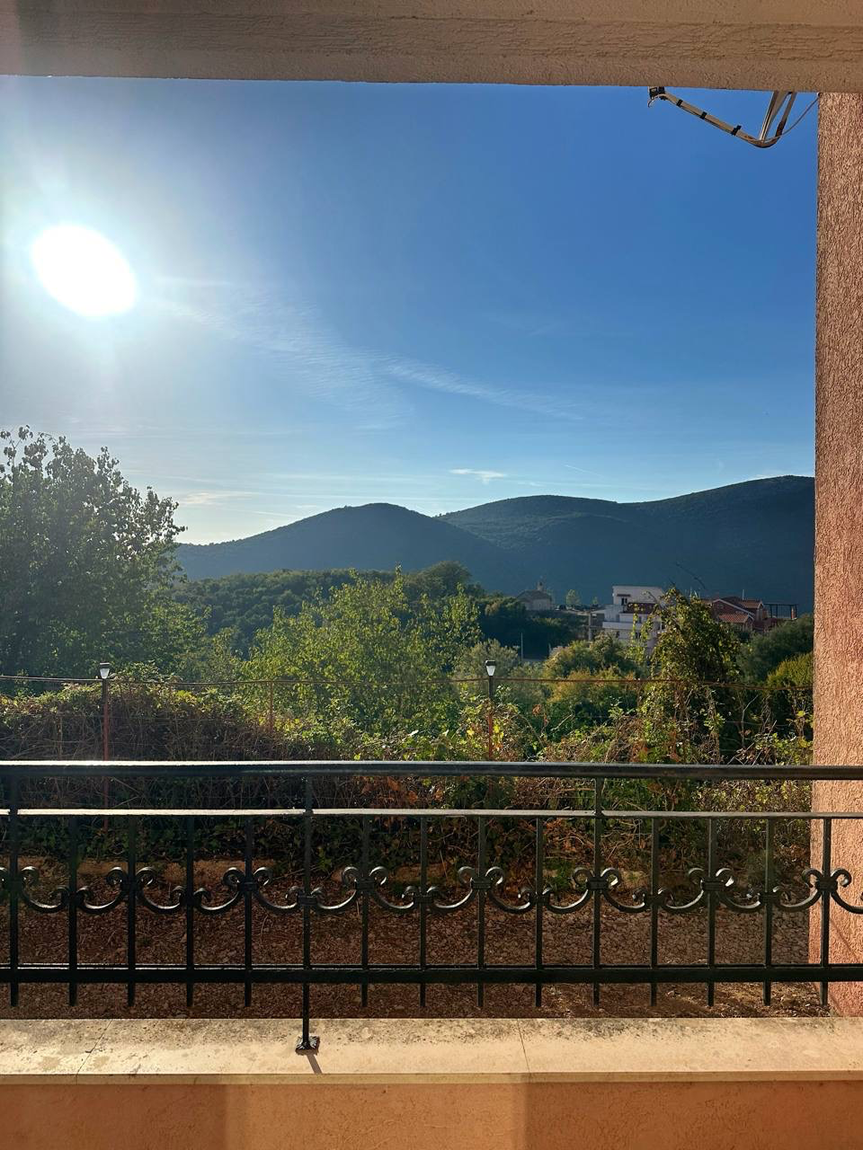 Townhouse-Style One-Bedroom Apartment with Private Entrance in Seoce, Budva