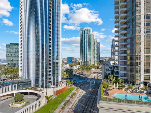 A9M_009_700 W E St 1002