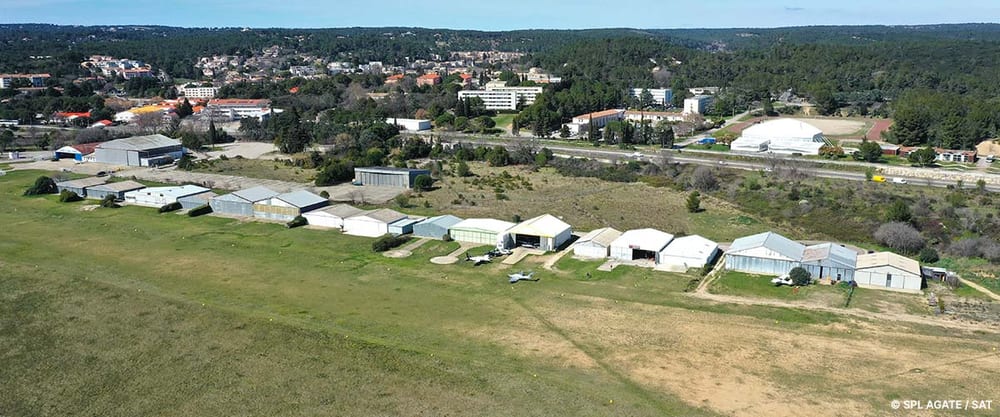 Vue aérienne de l'aérodrome de Nîmes Courbessac (mars 2023).