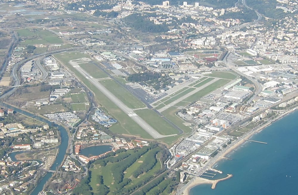 Vue aérienne de l'aérodrome de Cannes Mandelieu.
