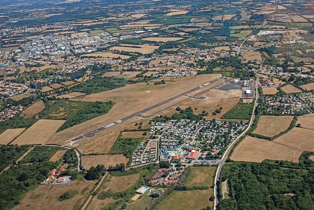 Vue aérienne de l'aérodrome des Sables-d'Olonne Talmont, depuis le sud.
