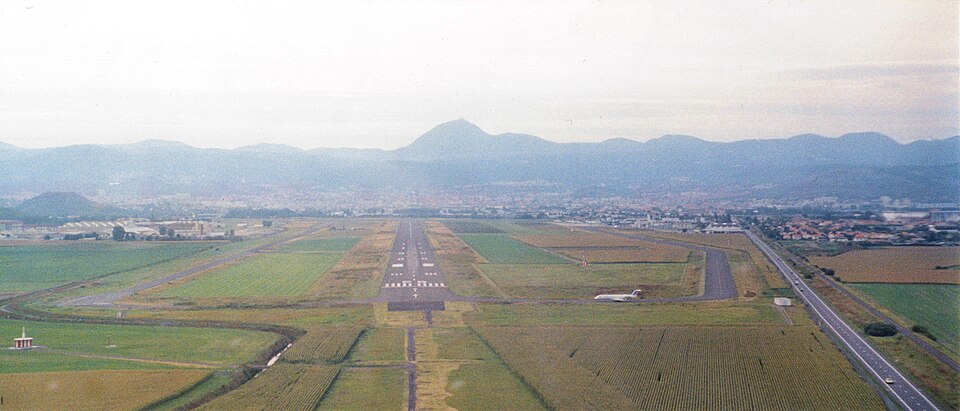 File:Aeroport Clermont-Ferrand Arrivee piste.jpg
