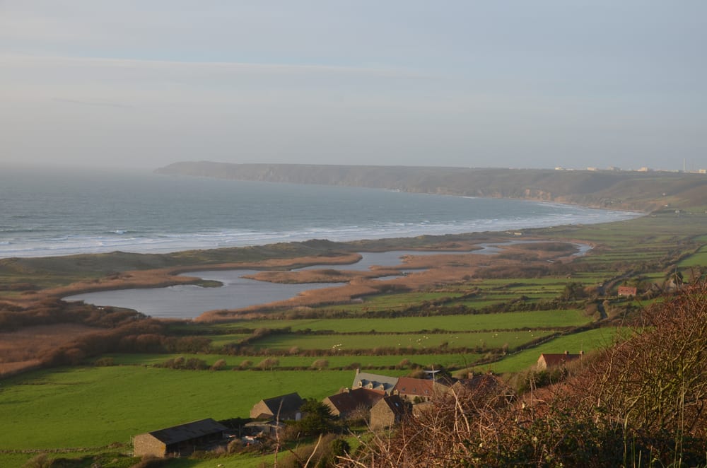 Vue depuis l'aérodrome de Vauville sur la mare et les dunes