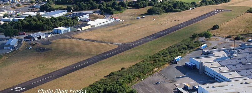 Vue aérienne de l'aérodrome de Saint-Junien (LFBJ) — piste 07/25 et installations
